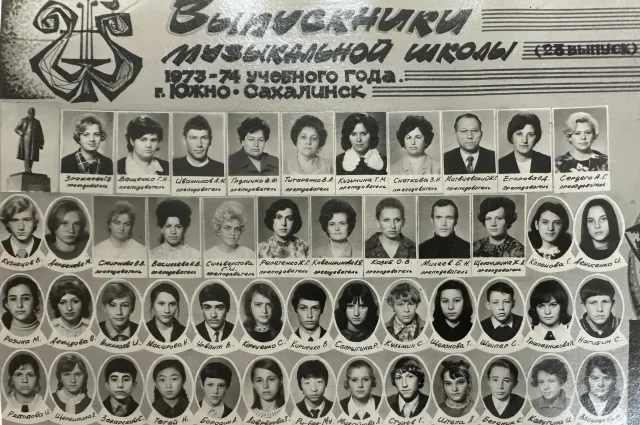 Игорь Николаев вернулся на Сахалин и подарил школам нотные сборники
