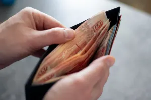 В Корсакове уборщица похитила 145 тысяч рублей из тренерской