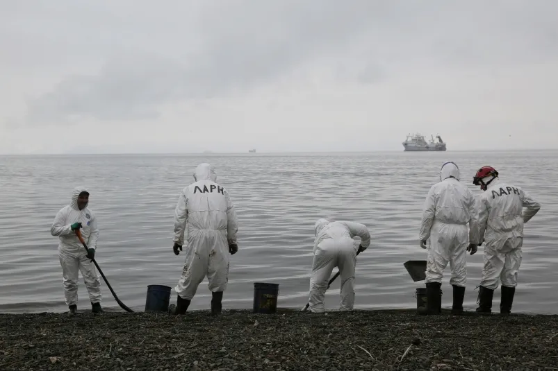 В Томаринском районе нашли нефтепродукты на берегу моря