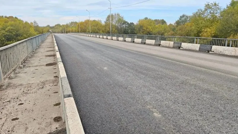 На мосту через Тымь на Сахалине уложили новый асфальт