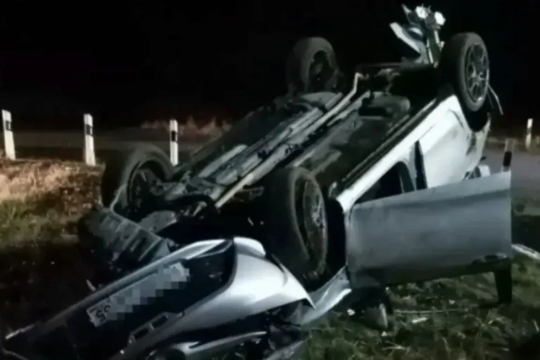 На трассе в Поронайском районе Toyota перевернулась на крышу